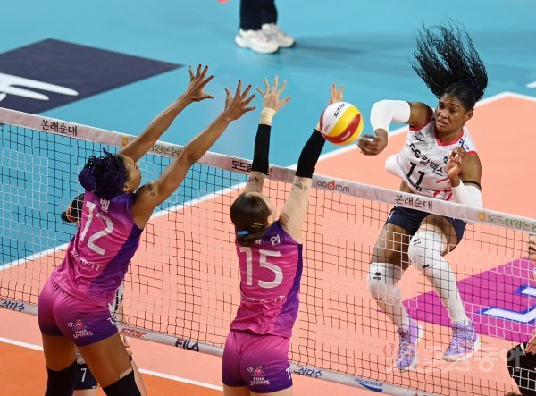 2일 인천 삼산월드체육관에서 열린 ‘2021~2022 도드람 V-리그’ 여자부 흥국생명과 GS칼텍스 경기에서 GS칼텍스 모마가 흥국생명의 블로킹 사이로 스파이크를 날리고 있다. 인천 | 김종원 기자 won@donga.com