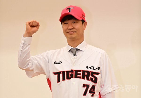 6일 광주 기아 오토랜드 광주 대강당에서 열린 ‘KIA 타이거즈 김종국 감독 취임식’에서 김종국 신임 감독이 기념 촬영을 하고 있다. 광주 | 주현희 기자 teth1147@donga.com