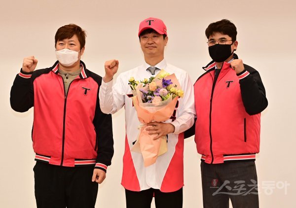 6일 광주 기아 오토랜드 광주 대강당에서 열린 ‘KIA 타이거즈 김종국 감독 취임식’에서 최형우, 김종국 감독, 장정석 단장이 기념촬영을 하고 있다. 광주 | 주현희 기자 teth1147@donga.com