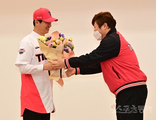 6일 광주 기아 오토랜드 광주 대강당에서 열린 ‘KIA 타이거즈 김종국 감독 취임식’에서 김종국 감독이 최형우로부터 꽃다발을 받고 있다. 광주 | 주현희 기자 teth1147@donga.com