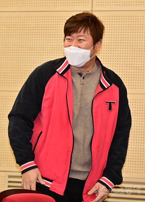 6일 광주 기아 오토랜드 광주 대강당에서 열린 ‘KIA 타이거즈 김종국 감독 취임식’에서 선수 대표로 참석한 최형우가 구단 관계자와 이야기하고 있다. 광주 | 주현희 기자 teth1147@donga.com