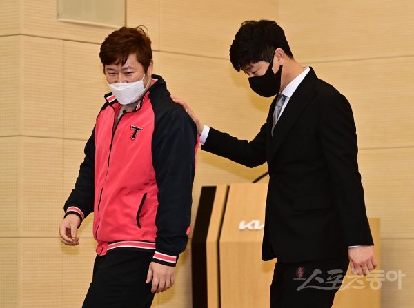 6일 광주 기아 오토랜드 광주 대강당에서 열린 ‘KIA 타이거즈 김종국 감독 취임식’에서 김종국 감독(오른쪽)과 최형우가 이야기를 하고 있다. 광주 | 주현희 기자 teth1147@donga.com