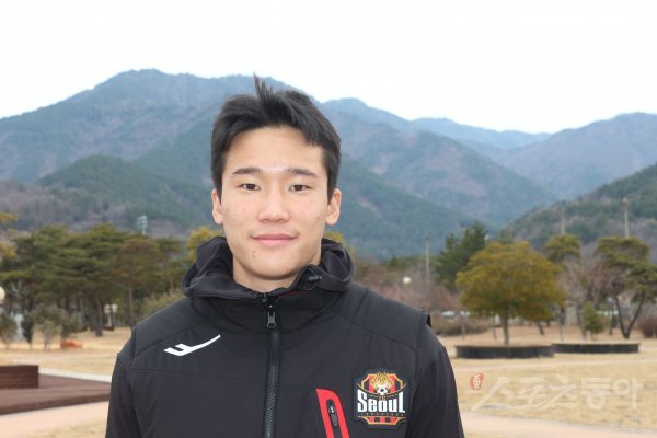 FC서울의 영건 이태석이 경남 남해에서 진행 중인 동계전지훈련 현장에서 만나 파이팅을 외치고 있다. 남해 | 남장현 기자