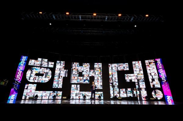 15일 유튜브 라이브로 진행된 ‘2022 유사나 킥오프 셀레브레이션’에서 유사나코리아 홍긍화 지사장이 올해 목표 발표와 함께 인사말을 전하고 있다.