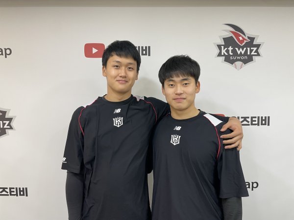 KT 위즈 연고지인 수원 유신고 출신의 두 신인 이상우(왼쪽)와 박영현. 사진제공 | KT 위즈