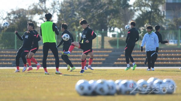 18일 제주 공천포전지훈련센터에서 열린 U-23 한국 축구대표팀 전지훈련에서 선수들이 워밍업을 하고 있다. 제주 | 주현희 기자 teth1147@donga.com
