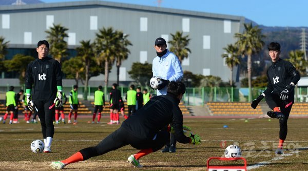 18일 제주 공천포전지훈련센터에서 열린 U-23 한국 축구대표팀 전지훈련에서 선수들이 골키퍼 훈련을 하고 있다. 제주 | 주현희 기자 teth1147@donga.com