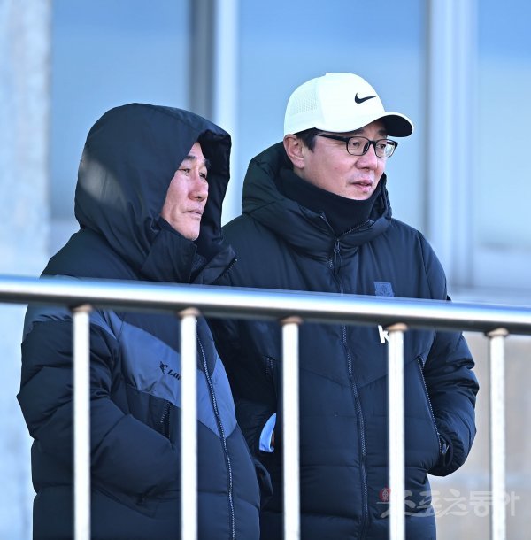 18일 제주 공천포전지훈련센터에서 열린 U-23 한국 축구대표팀 전지훈련에서 황선홍 감독이 김학범 감독과 이야기를 하고 있다. 제주 | 주현희 기자 teth1147@donga.com