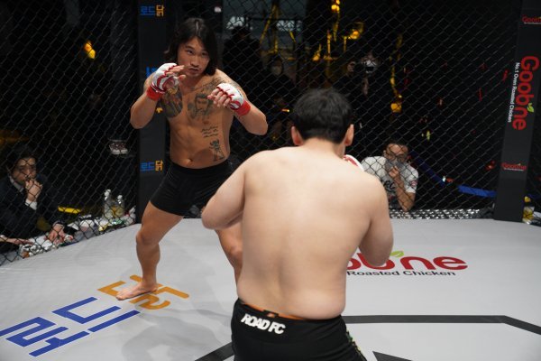 설영호(왼쪽)가 18일 잠실 롯데월드 아프리카 콜로세움에서 열린 아프리카TV-로드FC리그(ARC 007)에서 우치하 송을 상대로 탐색전을 벌이고 있다.
사진제공  | 로드FC