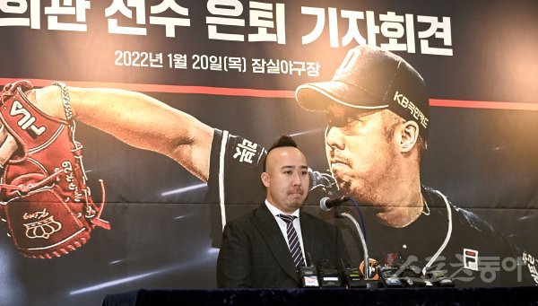 현역 은퇴 의사를 밝힌 두산 유희관이 20일 서울 잠실야구장에서 은퇴 기자회견 갖고 취재진의 질문에 대답하며 눈물을 흘리고 있다. 잠실 | 김종원 기자 won@donga.com