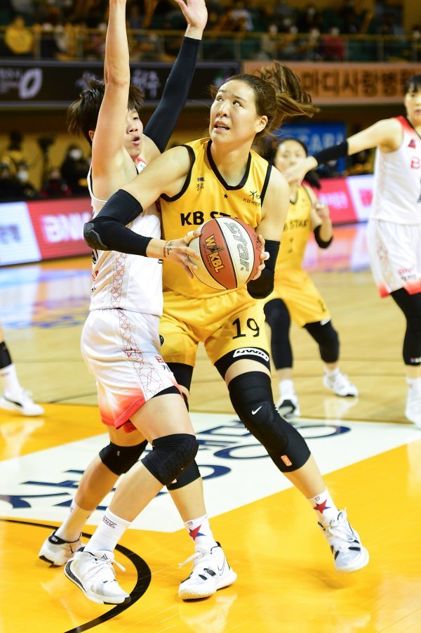 2022.01.20
 
KB, BNK썸, 청주체육관, 기타, 삼성생명 2021~2022 여자프로농구 박지수.
사진｜WKBL