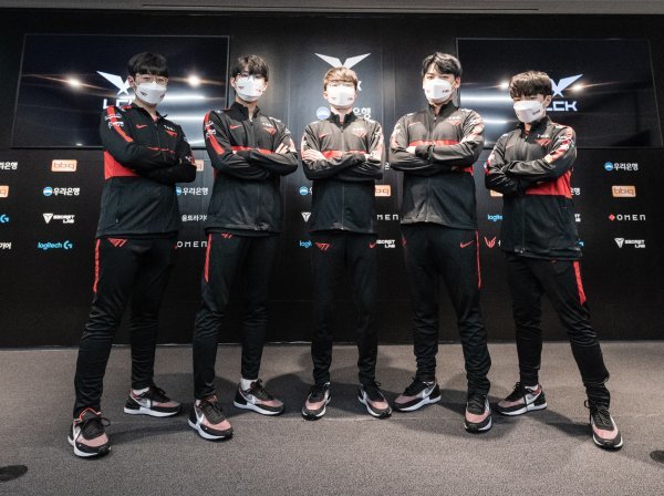 5년 만에 개막 4연승을 달리며 2022 LCK 스프링 단독 1위에 올라선 T1 선수들. 사진제공|LCK