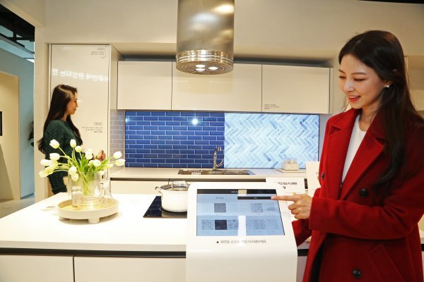 부엌 타일을 가상으로 미리 배치할 수 있는 한샘디자인파크 마포점의 ‘키친컬러링존’. 사진제공｜한샘