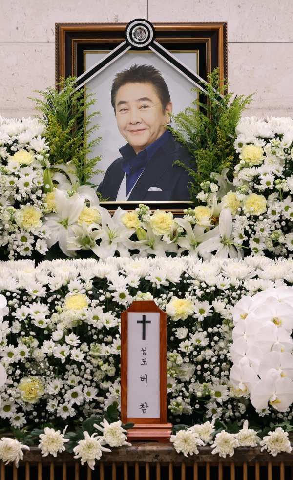 1일 갑자기 세상을 떠난 방송인 허참에 대한 추모가 이틀째 계속되고 있다. 사진은 빈소가 차려진 서울시 풍납동 서울아산병원장례식장. 사진제공｜사진공동취재단