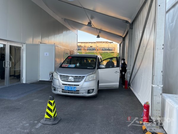 1일 베이징 국립 스피드스케이팅경기장에 도착한 베이징올림픽 방역택시. 베이징｜강산 기자