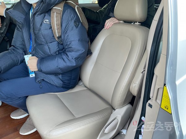 베이징올림픽 방역택시의 2열. 6명이 탑승할 경우 한 명은 양 쪽 의자에 엉덩이를 걸쳐야 하는 구조다. 베이징｜강산 기자