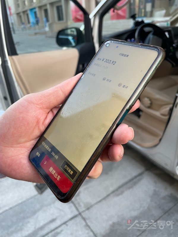 베이징올림픽 방역택시는 신용카드 선결제 방식이다. 영수증 발급은 불가하며, 택시기사가 보여주는 화면을 캡처해야 한다. 베이징｜강산 기자