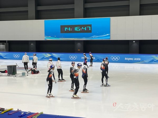 2022베이징동계올림픽에 출전하는 대한민국 쇼트트랙대표팀 선수들이 4일(한국시간) 중국 베이징 캐피털실내빙상장 인근의 연습링크에서 훈련을 하고 있다. 베이징|강산 기자