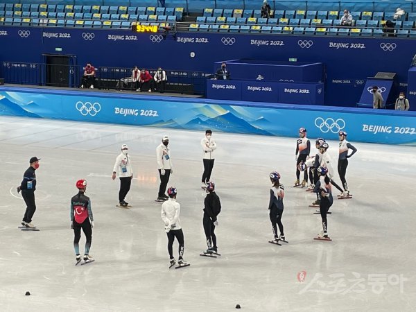 대한민국 쇼트트랙대표팀 선수들이 3일(한국시간) 베이징 캐피털실내빙상장에서 훈련 중 코치진의 이야기를 듣고 있다. 베이징|강산 기자