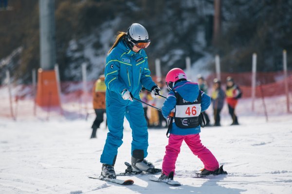 초심자부터 수준에 맞는 강습이 가능한 엘리시안 의 스키강습 프로그램 중 키즈 스쿨