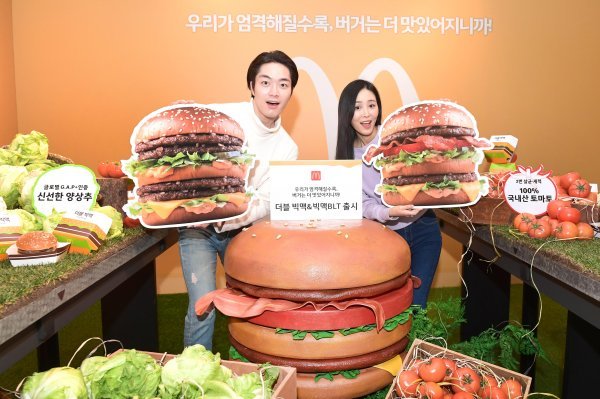 맥도날드 더블 빅맥과 빅맥 BLT를 소개하고 있는 모델들. 사진제공｜맥도날드