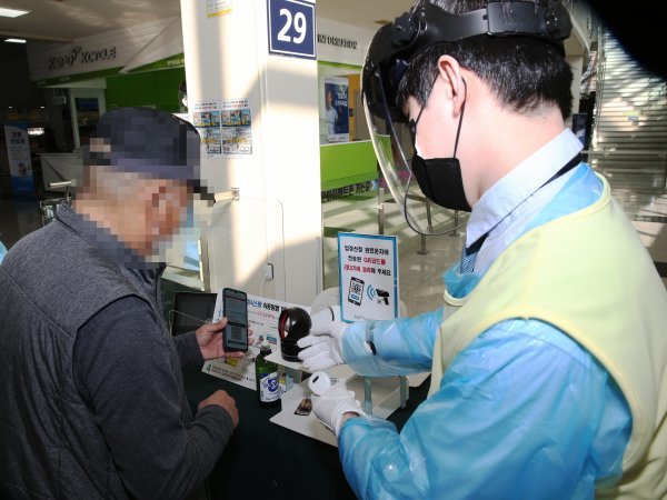 신 스마트입장시스템을 통해 영업장에 입장하고 있는 장외지점 고객. 
사진 | 국민체육진흥공단