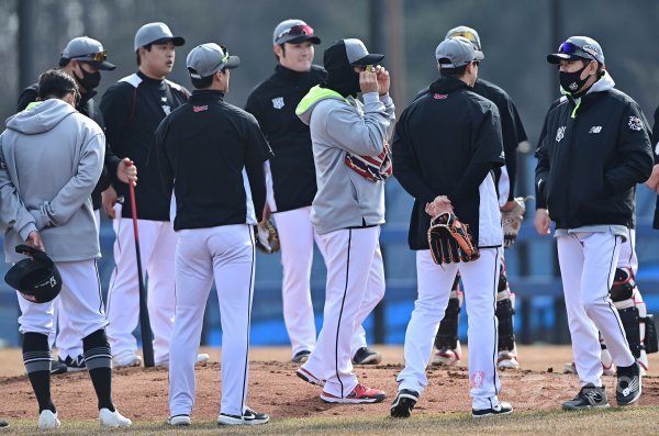 8일 부산 기장현대차드림볼파크에서 열린 KT 위즈의 2022 스프링캠프에서 KT 이강철 감독이 선수들과 이야기하고 있다. 기장 | 주현희 기자 teth1147@donga.com