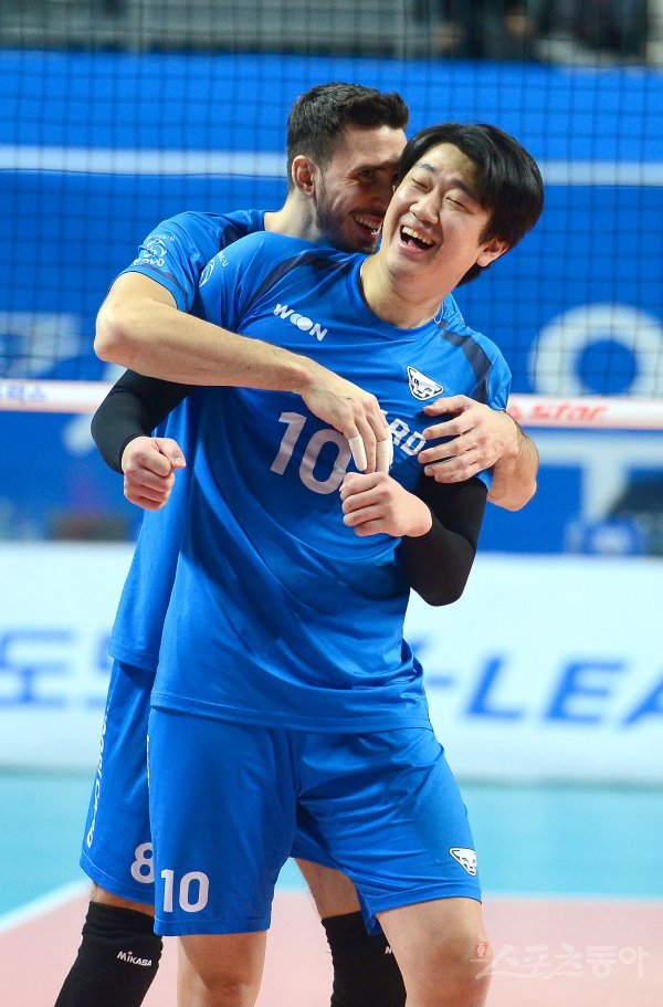 8일 서울 장충체육관에서 열린 ‘2021~2022 도드람 V-리그’ 남자부 우리카드와 한국전력 경기에서 우리카드 나경복이 공격 득점에 성공한 후 알렉스와 기뻐하고 있다. 장충 | 김종원 기자 won@donga.com