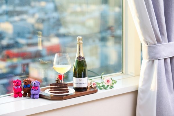 조안테디베어 이니셜 키링, 와인, 디저트, 스페셜 웰컴카드로 구성한 ‘러블리 웰컴 셋업’