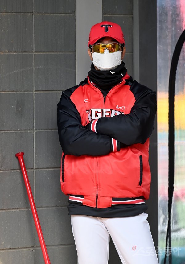 KIA 타이거즈가 13일 전남 함평 기아챌린저스필드에서 2022 스프링캠프를 가졌다. 김종국 감독이 선수들이 훈련 모습을 바라바고 있다. 함평 | 김종원 기자 won@donga.com