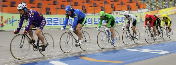 광명스피돔에서 경주출발 직후 선두유도원(선두) 뒤 4번 선수가 초주선행으로 경주를 진행하고 있다. 이번 시즌 들어 ‘초주선행은
불리하다’는 통념을 깨는 4번 선수의 선전이 자주 발생하면서 고배당을 형성하고 있다. 사진제공|국민체육진흥공단