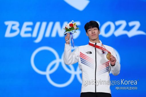 쇼트트랙 남자 1500m에서 금메달을 차지한 황대헌은 정부 포상금 6300만 원을 포함해 총 2억8000만 원을 일시금으로 받는다. 사진=게티이미지코리아.