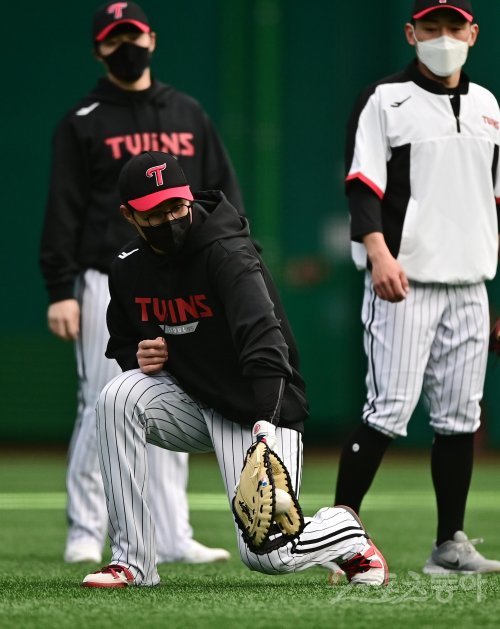 3일 경기도 이천 LG챔피언스파크에서 열린 LG 트윈스의 2022시즌 첫 스프링캠프에서 LG 채은성이 펑고 훈련을 하고 있다. 이천 | 주현희 기자 teth1147@donga.com