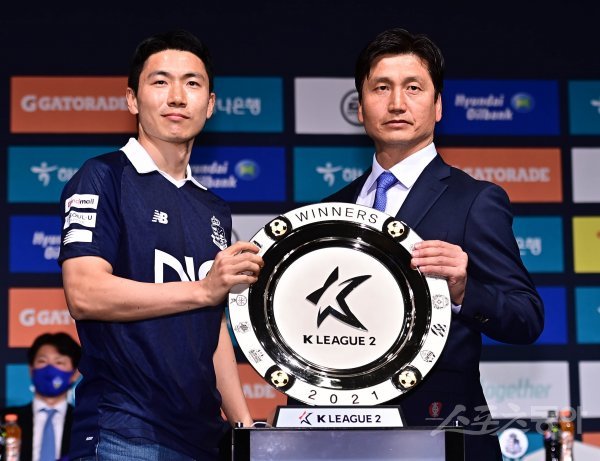 15일 서울 용산구 백범김구기념관에서 열린 ‘하나원큐 K리그2 2022 개막 미디어데이’에서 서울 이랜드 김인성과 정정용 감독이 포즈를 취하고 있다. 용산 | 주현희 기자 teth1147@donga.com