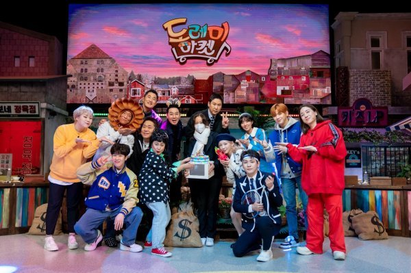 노랫말 가사를 받아쓰는 포맷으로 시청자들의 사랑을 받고 있는 ‘놀라운 토요일’. 연출자 곽청아 PD가 방송 200회를 축하하기 위해 케이크를 들고 전 출연진들과 함께 기념사진을 촬영하고 있다. 사진제공|tvN