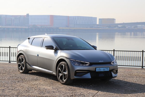 기아 EV6는 넉넉한 1회 충전 주행 가능거리와 스포티한 스타일 및 주행 감성, 빠른 충전 속도 등을 통해 글로벌 주요 자동차 시상식에서 ‘올해의 차’를 수상하며, 가장 주목받는 전기차로 자리매김하고 있다. 원성열 기자 sereno@donga.com