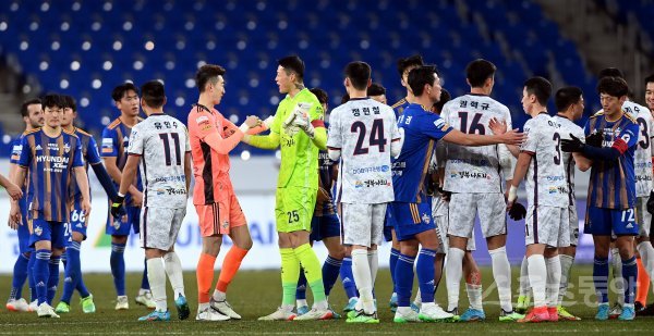 20일 울산 문수 축구경기장에서 열린 ‘하나원큐 K리그1 2022’ 울산 현대와 김천 상무의 경기에서 울산과 김천이 0-0 무승부를 기록한 뒤 양 팀 선수들이 인사를 나누고 있다. 울산 | 김민성 기자 marineboy@donga.com