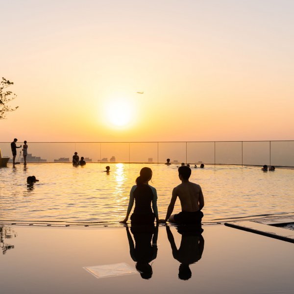 제주드림타워의 야외풀데크. 사진 | 제주드림타워