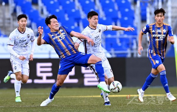 울산 김영권(왼쪽에서 두번째). 스포츠동아DB