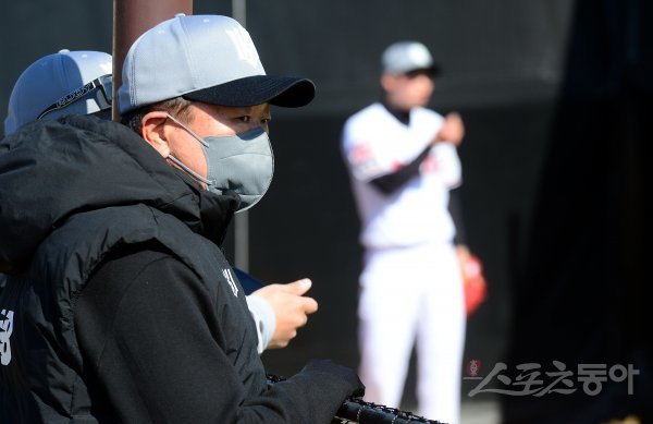 21일 부산 기장 현대차드림볼파크에서 KT가 2022시즌 스프링캠프 훈련을 펼쳤다. 선동열 투수 인스트럭터가 KT 전지훈련장을 방문해 투수들의 투구를 지켜보고 있다. 기장 | 김민성 기자 marineboy@donga.com
