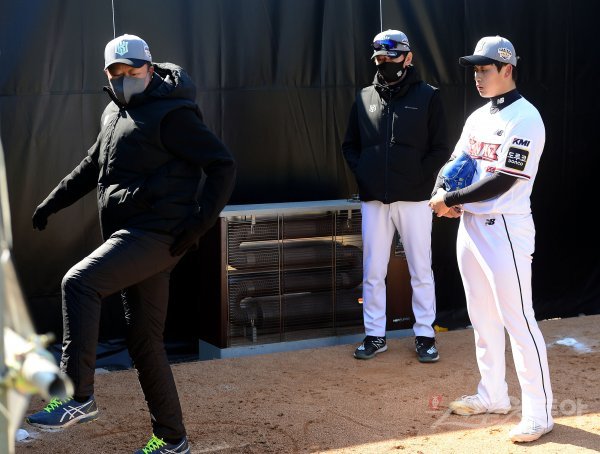 21일 부산 기장 현대차드림볼파크에서 KT가 2022시즌 스프링캠프 훈련을 펼쳤다. KT 박영현이 불펜 투구 후 선동열 인스트럭터의 지도를 받고 있다. 기장 | 김민성 기자 marineboy@donga.com