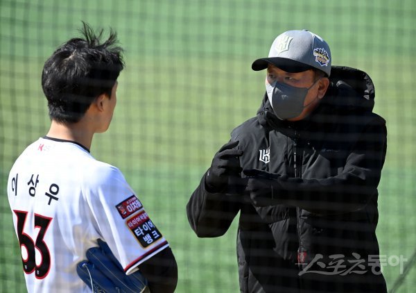 21일 부산 기장 현대차드림볼파크에서 KT가 2022시즌 스프링캠프 훈련을 펼쳤다. 선동열 투수 인스트럭터가 KT 이상우를 지도하고 있다. 기장 | 김민성 기자 marineboy@donga.com