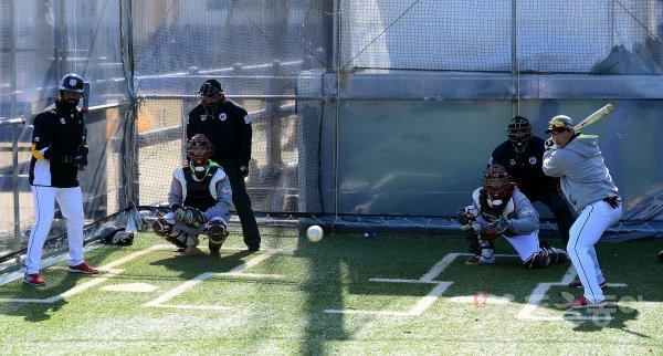 21일 부산 기장 현대차드림볼파크에서 kt가 2022시즌 스프링캠프 훈련을 펼쳤다. KBO 심판들이 kt 선수들의 스트라이크존 적응을 위해 판정을 하고 있다. 기장 | 김민성 기자 marineboy@donga.com