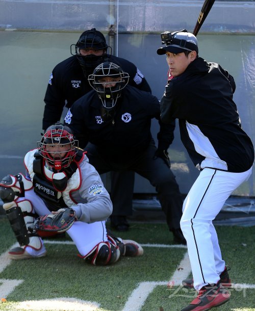 21일 부산 기장 현대차드림볼파크에서 kt가 2022시즌 스프링캠프 훈련을 펼쳤다. kt 황재균이 머리에 고프로를 착용하고 타석에 들어서고 있다. 기장 | 김민성 기자 marineboy@donga.com