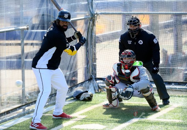 21일 부산 기장 현대차드림볼파크에서 kt가 2022시즌 스프링캠프 훈련을 펼쳤다. kt 라모스가 타석에서 투수들의 투구를 지켜보고 있다. 기장 | 김민성 기자 marineboy@donga.com