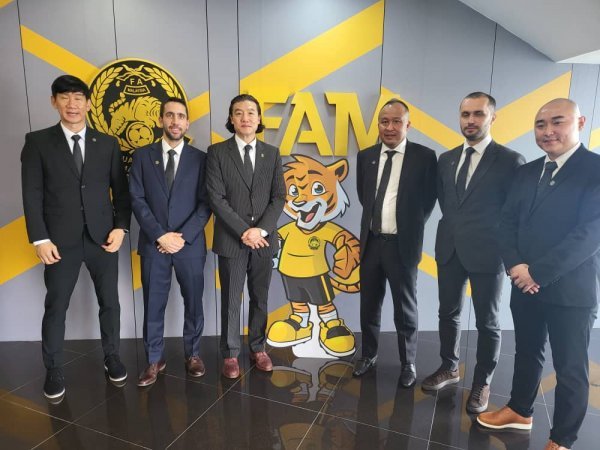 한국축구와의 4년 동행을 마치고 말레이시아 지휘봉을 잡은 김판곤 전 대한축구협회 국가대표팀 전력강화위원장(왼쪽 3번째)이 그를 보좌할 코칭스태프와 포즈를 취하고 있다. 사진제공 | 김판곤 감독