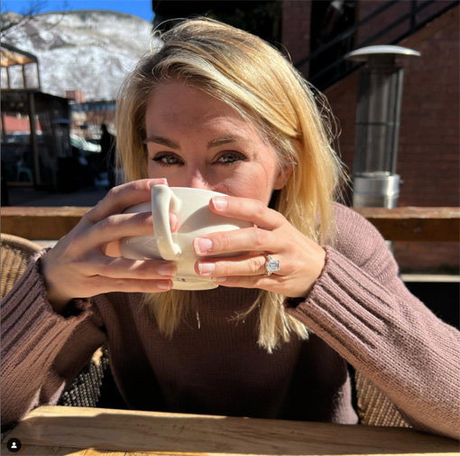 제임스 건 감독은 21일 자신의 인스타그램에 약혼 반지를 낀 홀랜드의 사진을 게재했다.