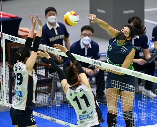 22일 수원체육관에서 열린 ‘2021~2022 도드람 V-리그’ 여자부 현대건설과 IBK기업은행 경기에서 현대건설 야스민이 IBK기업은행의 블로킹 사이로 스파이크를 날리고 있다. 수원 | 김종원 기자 won@donga.com