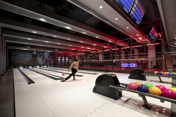 10개의 레인을 갖춘 아이존 액트 락 볼링장