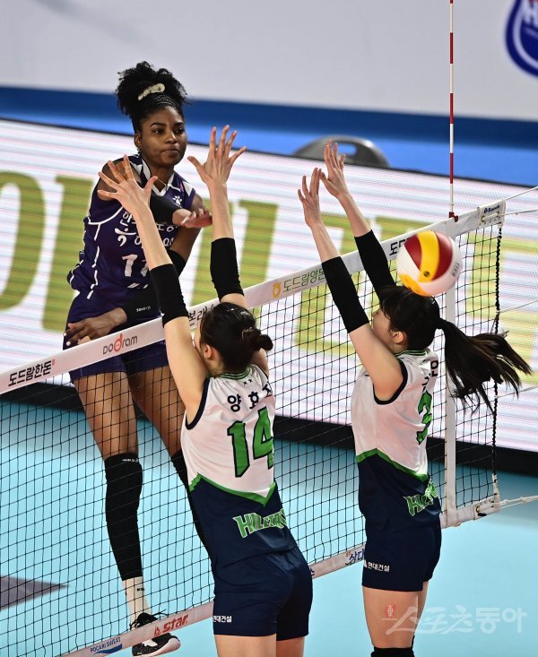 23일 경북 김천실내체육관에서 열린 ‘2021~2022 도드람 V-리그’ 여자부 김천 한국도로공사와 수원 현대건설의 경기에서 한국도로공사 켈시가 스파이크를 하고 있다. 김천 | 주현희 기자 teth1147@donga.com